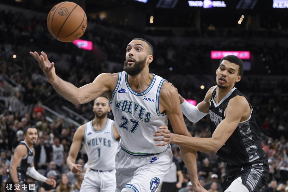 青岛红狮官方:里瓦尔多受红狮邀约,昨天深夜降落青岛机场.